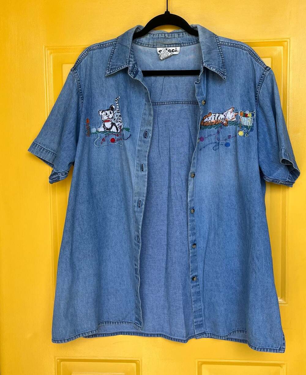Vintage 90s Effeci Short Sleeve Embroidered Cat and Yarn Denim Button Up Size L